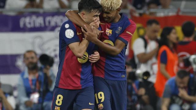 Lamine felicita a Pedri tras marcar un gol al Real Madrid