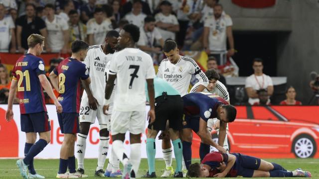 Dani Olmo, en el césped, tras sufrir una dura entrada