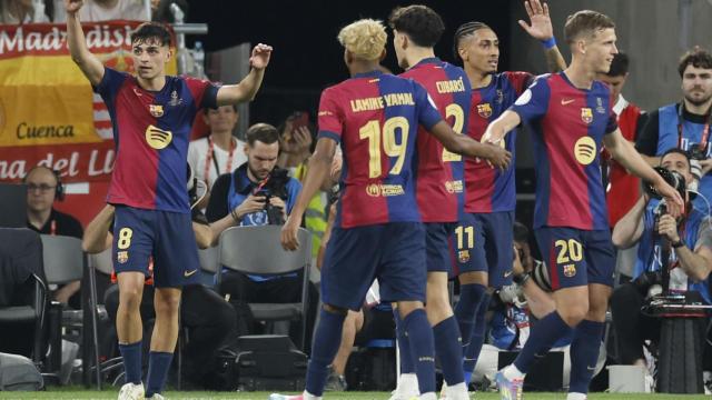 Los jugadores del Barça celebran el gol de Pedri contra el Real Madrid en la final de la Copa del Rey