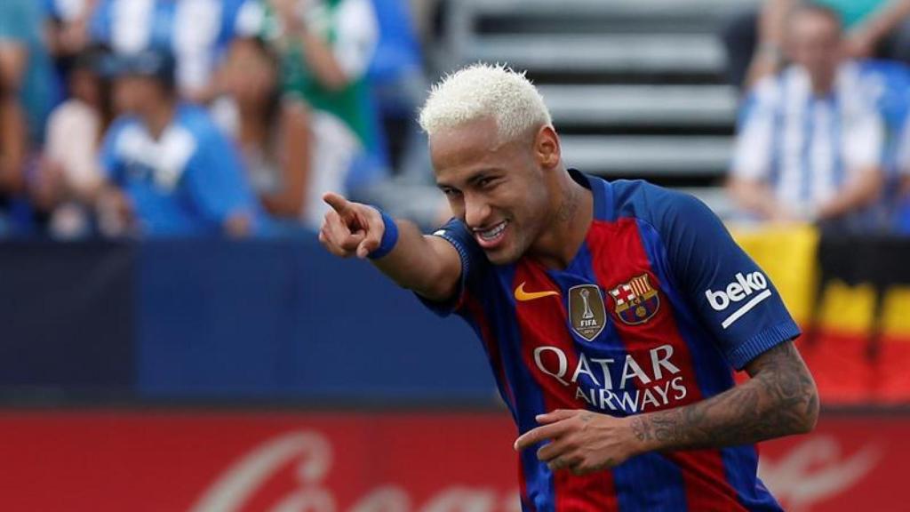 Neymar Jr, en un partido con el pelo teñido de rubio platino