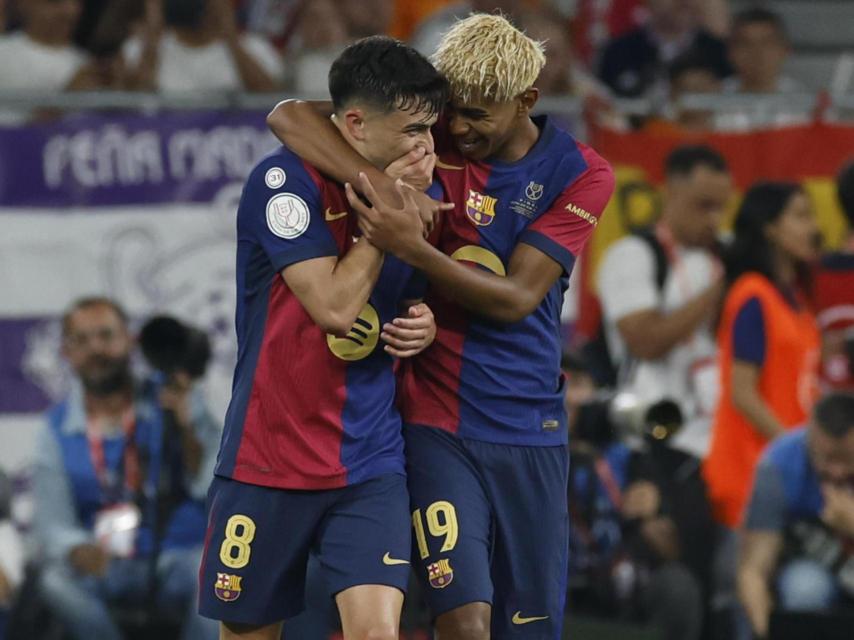 Lamine felicita a Pedri tras marcar un gol al Real Madrid