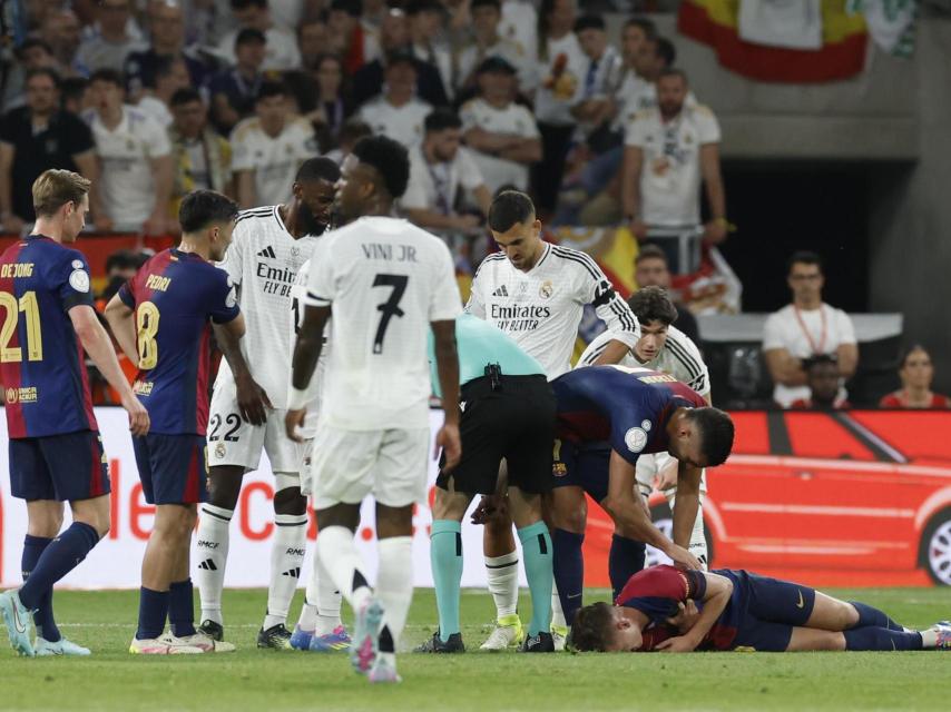 Dani Olmo, en el césped, tras sufrir una dura entrada