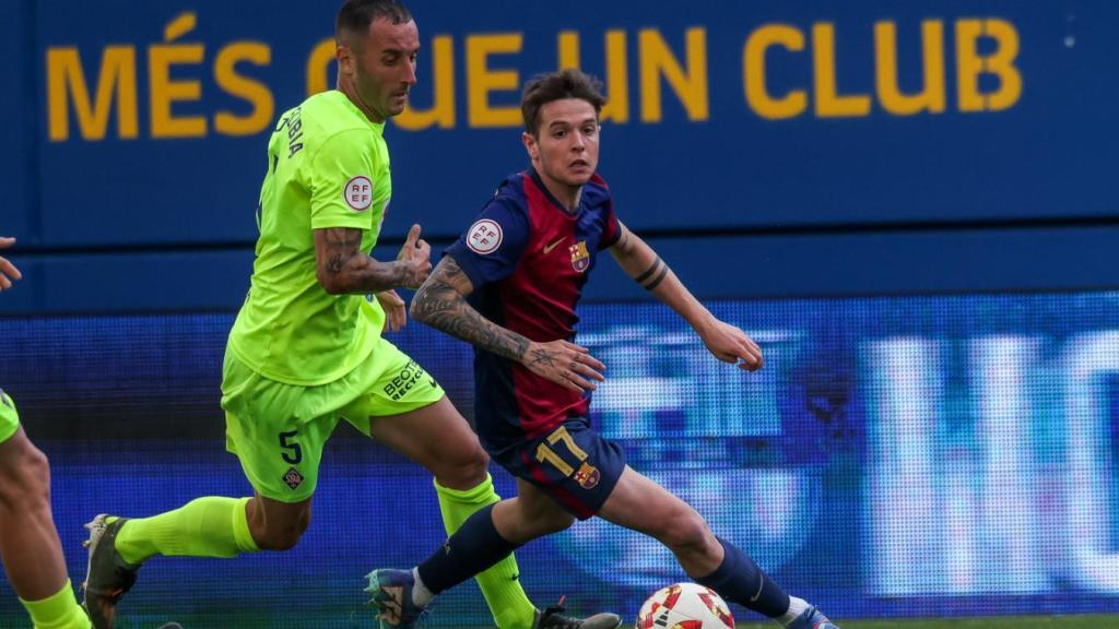 Rubén López pugna por el balón en el Barça B-Amorebieta