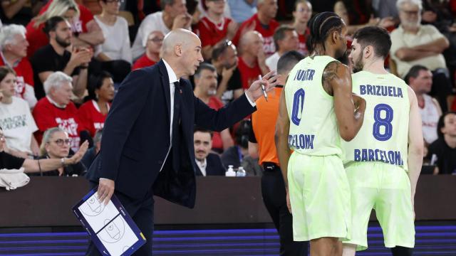 Joan Peñarroya da indicaciones a Kevin Punter y Darío Brizuela en el Barça de basket