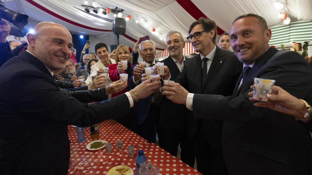 El president de la Generalitat, Salvador Illa, junto al presidente de FECAC, Daniel Salinero, y el alcalde de Barcelona, Jaume Collboni, entre otras autoridades en la inauguración de la Feria de Abril del Fórum