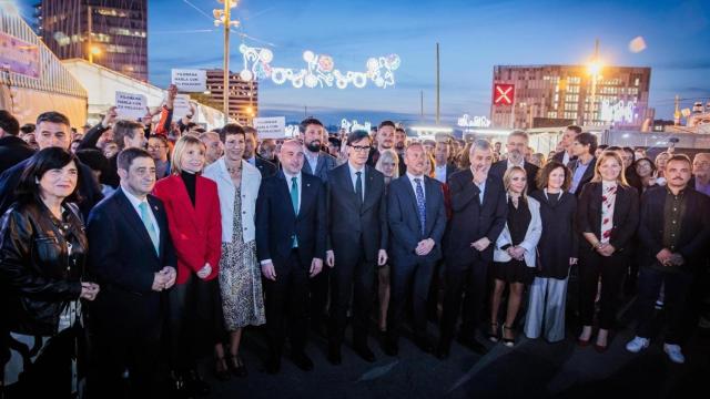 Foto inaugural de la Feria de Abril del Fórum, con el 'president' Salvador Illa en el centro y una protesta contra la alcaldesa de Sant Adrià de Besòs, Filo Cañete