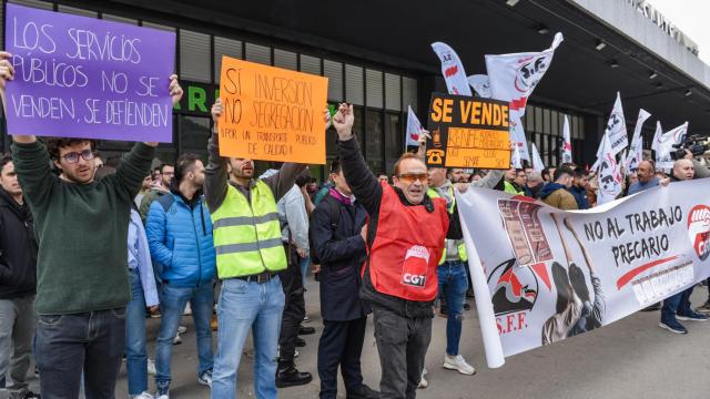 Trabajadores de Renfe y Adif durante una protesta contra la cesión de Rodalies a la Generalitat, en la Estación de Sants