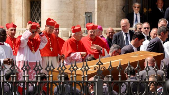 El ataúd del fallecido Papa Francisco llega a la Basílica de Santa María la Mayor después de la procesión fúnebre.