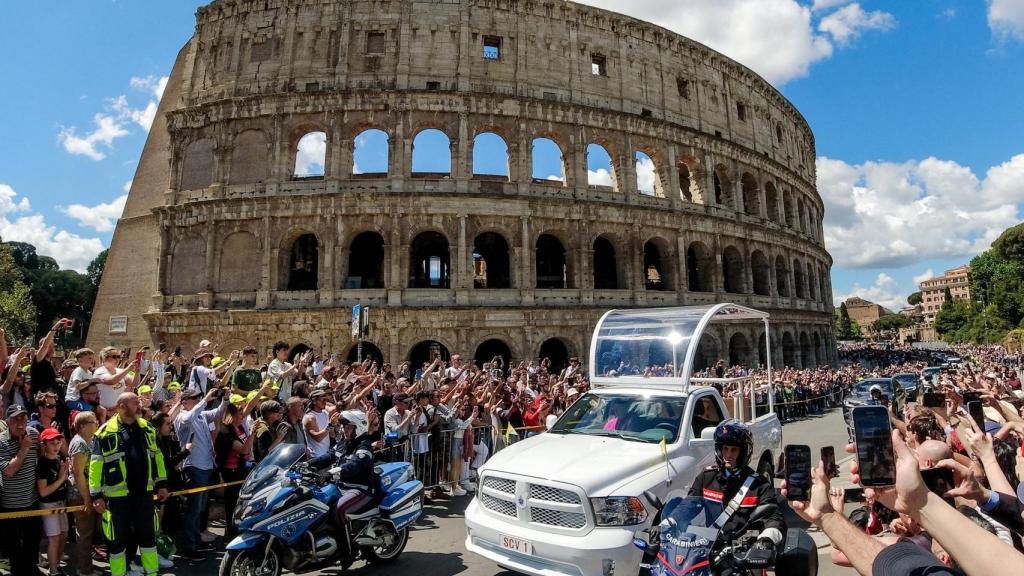 La procesión fúnebre del Papa Francisco pasa por el Coliseo camino a la Basílica de Santa María la Mayor, donde ha sido enterrado