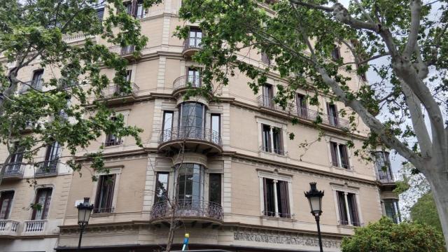 El piso de Barcelona que condensa toda la historia de la humanidad: rodeado de edificios modernistas