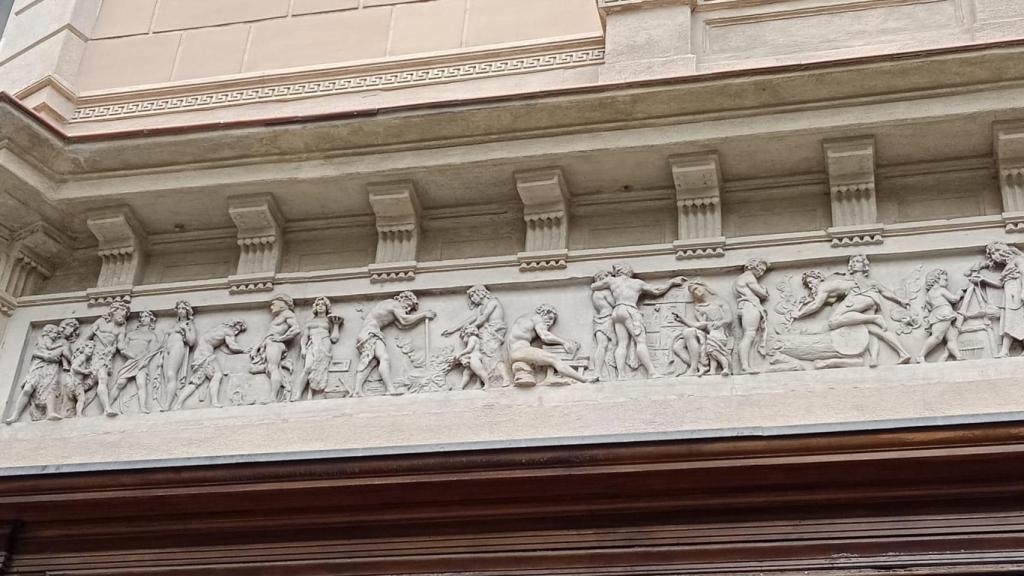 Detalle del friso de Barcelona que condensa toda la historia de la humanidad