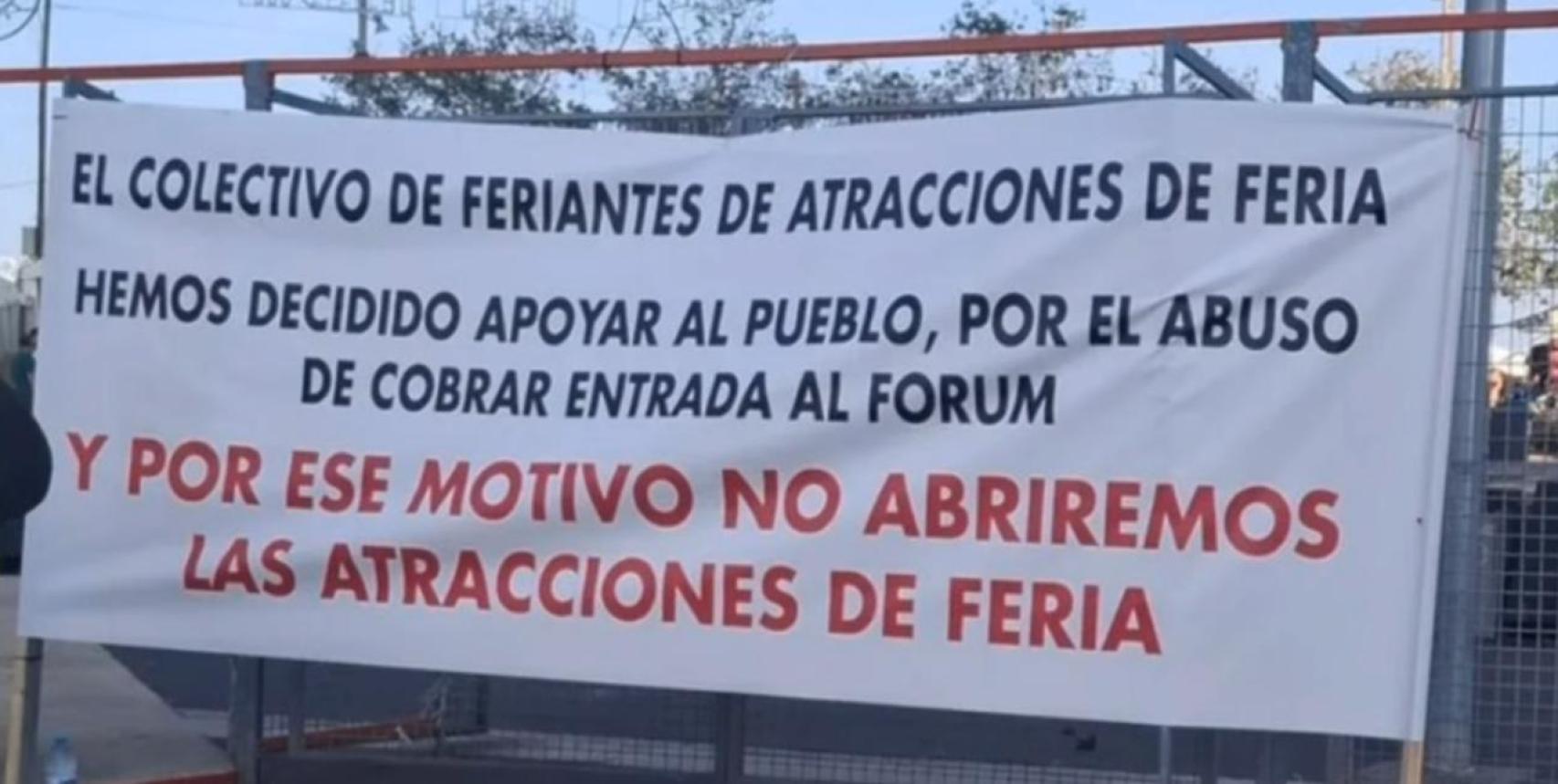 Pancarta de los feriantes de atracciones de la Feria de Abril de Cataluña contra el cobro de entradas al Fórum