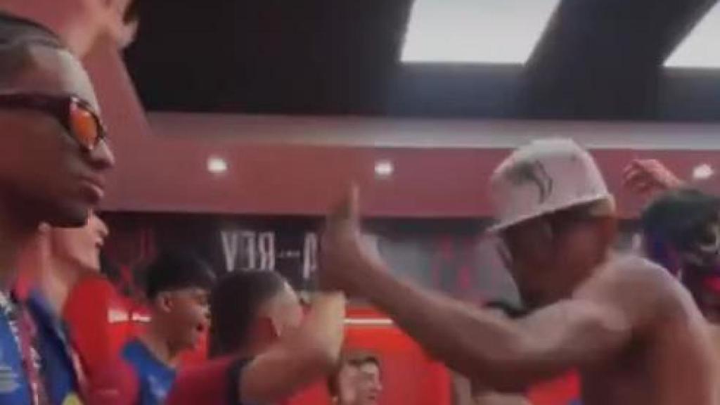 Alejandro Balde y Lamine Yamal celebran la Copa del Rey en el vestuario