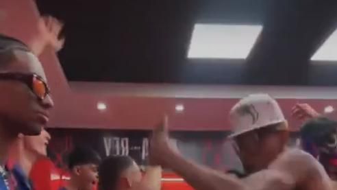 Alejandro Balde y Lamine Yamal celebran la Copa del Rey en el vestuario
