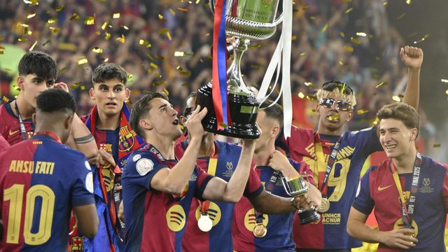 Gavi alza la Copa del Rey en La Cartuja