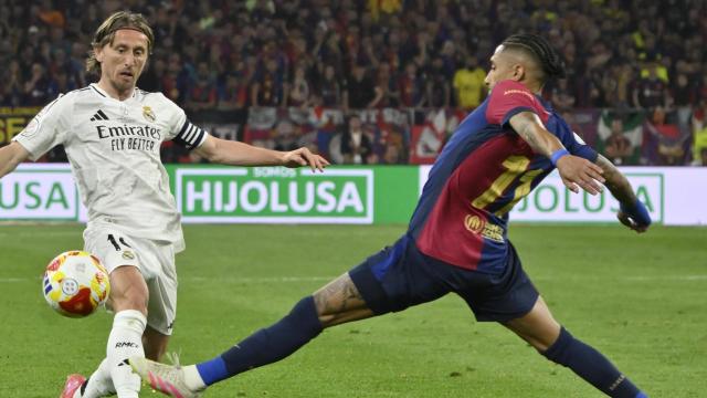 Raphinha intenta robarle el balón a Luka Modric