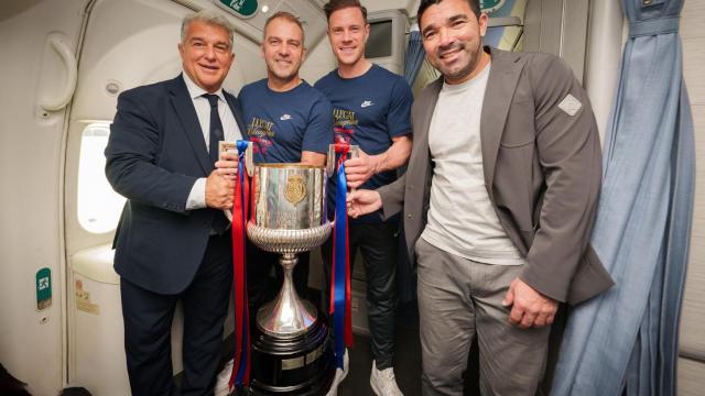 Joan Laporta, Hansi Flick, Ter Stegen y Deco sujetan la Copa del Rey en el vuelo de vuelta a Barcelona