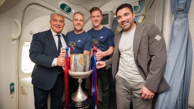 Joan Laporta, Hansi Flick, Ter Stegen y Deco sujetan la Copa del Rey en el vuelo de vuelta a Barcelona