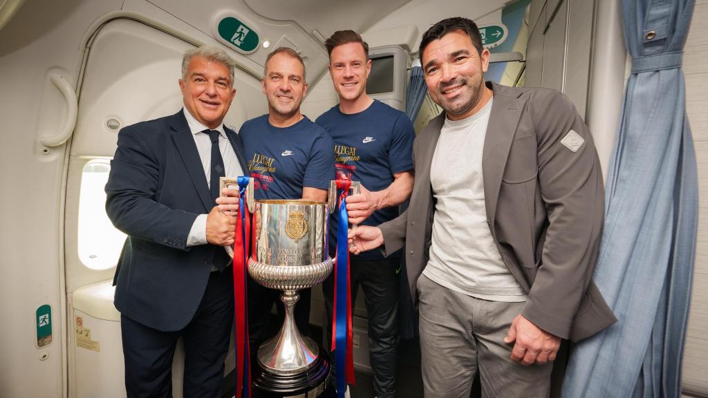 Joan Laporta, Hansi Flick, Ter Stegen y Deco sujetan la Copa del Rey en el vuelo de vuelta a Barcelona