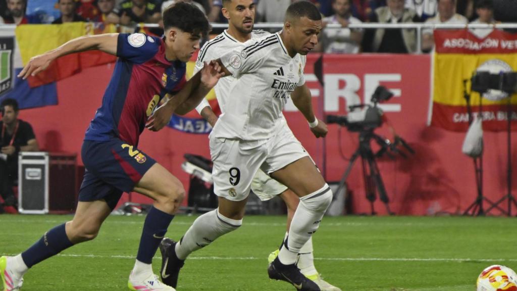 Pau Cubarsí pelea por un balón contra Kylian Mbappé en la final de la Copa