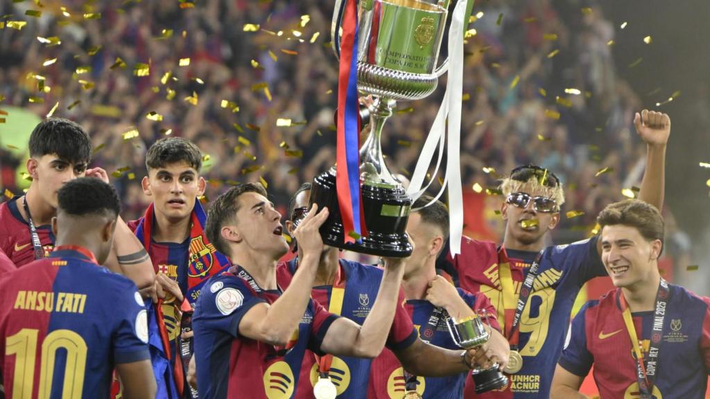 Gavi alza la Copa del Rey en La Cartuja
