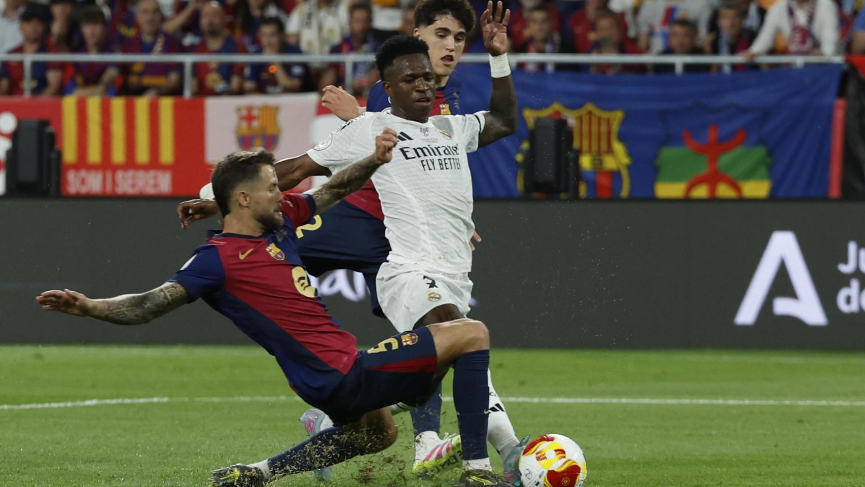 Iñigo Martínez se juega el físico contra Vinicius Júnior en la final de la Copa