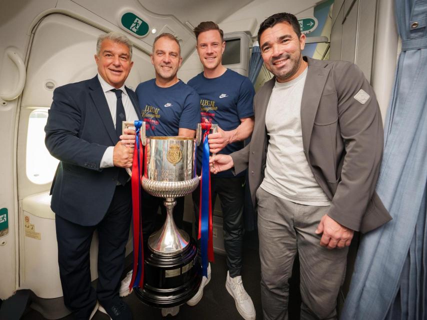 Joan Laporta, Hansi Flick, Ter Stegen y Deco sujetan la Copa del Rey en el vuelo de vuelta a Barcelona