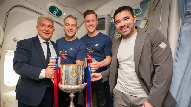Joan Laporta, Hansi Flick, Ter Stegen y Deco sujetan la Copa del Rey en el vuelo de vuelta a Barcelona