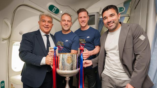 Joan Laporta, Hansi Flick, Ter Stegen y Deco sujetan la Copa del Rey en el vuelo de vuelta a Barcelona