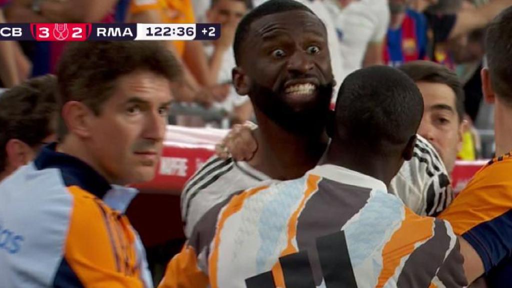 Antonio Rudiger monta en cólera contra el árbitro, después de ser expulsado de la final de la Copa del Rey