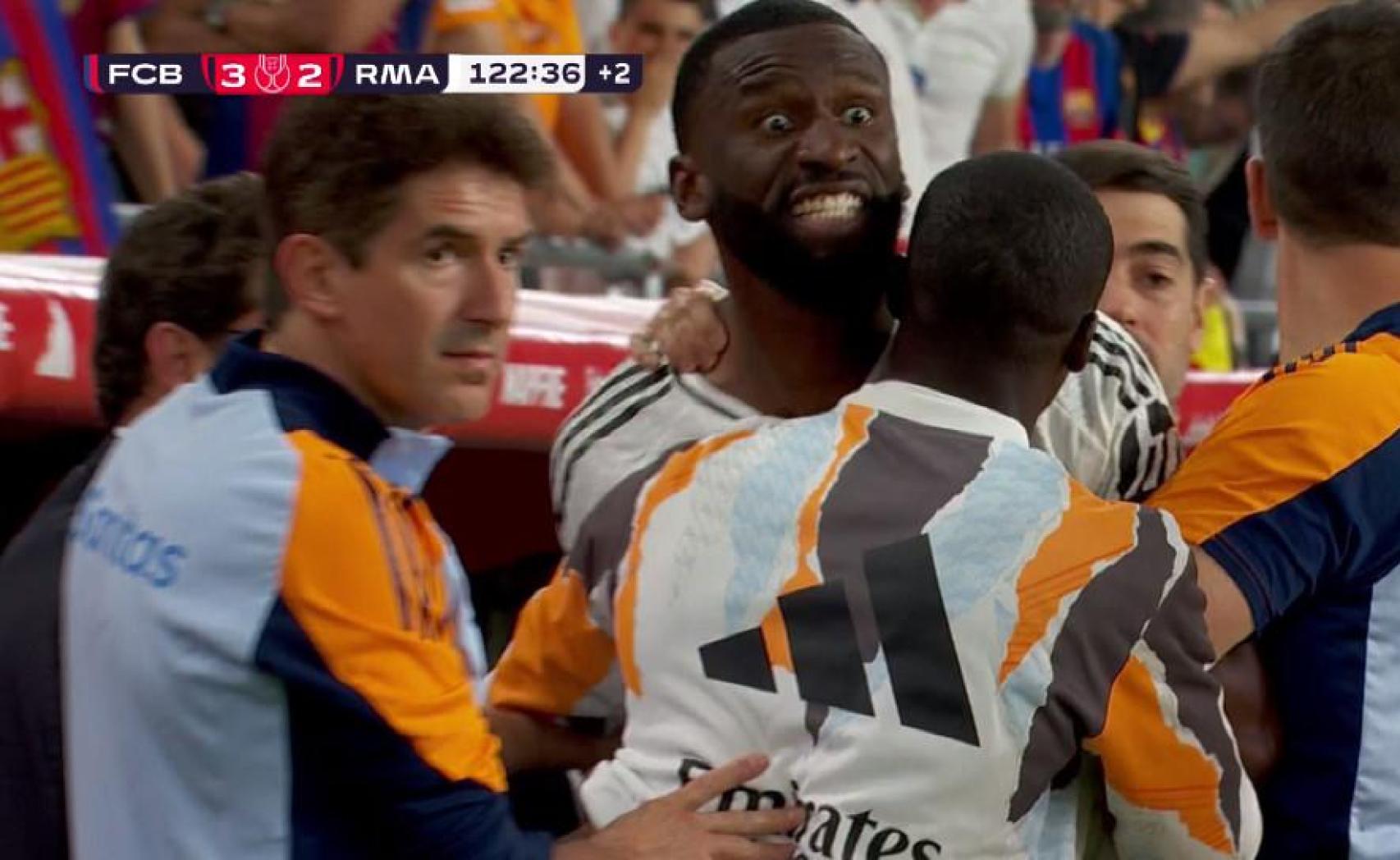 Antonio Rudiger munta en còlera contra l'àrbitre, després de ser expulsat de la final de la Copa del Rei