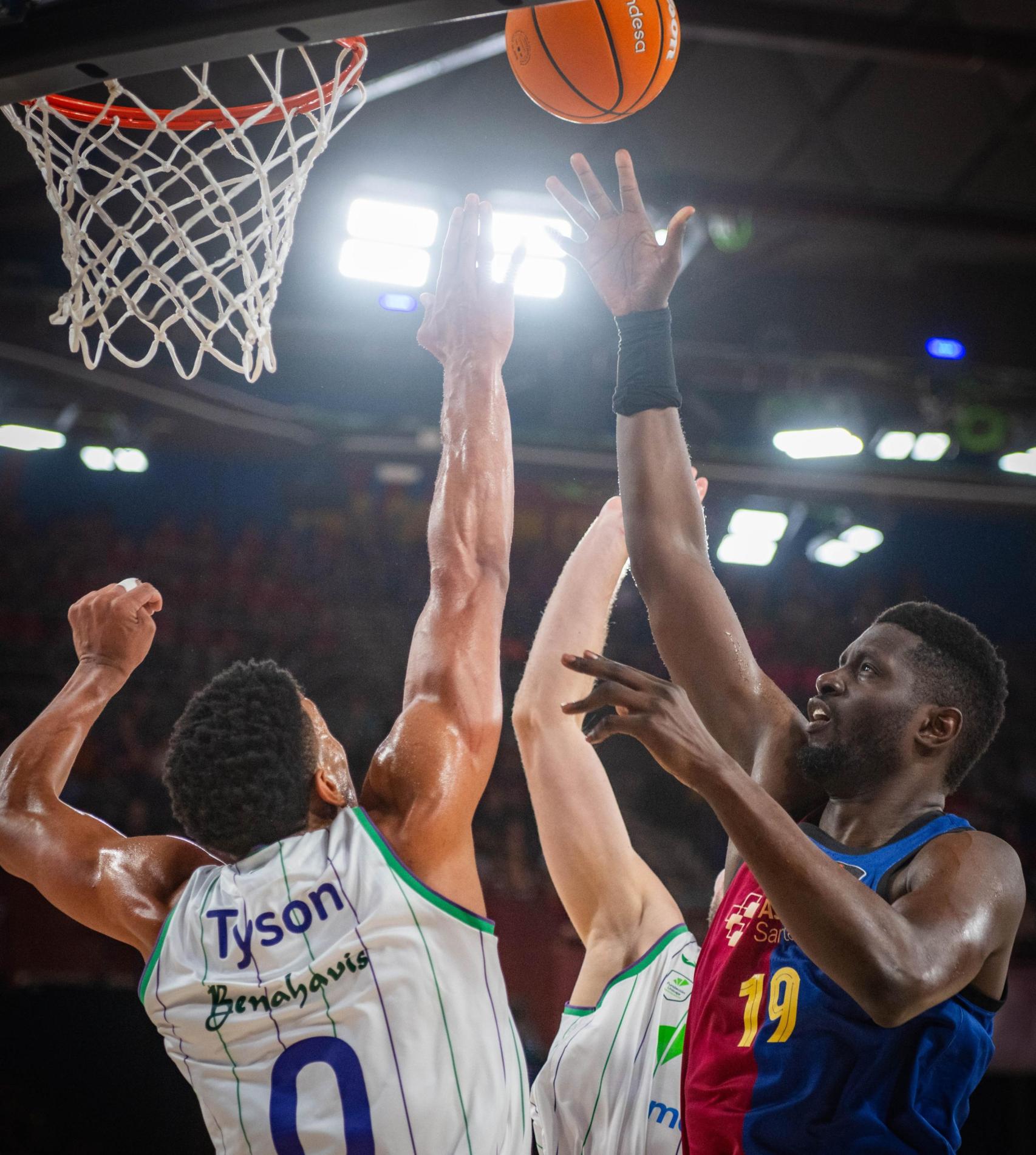 Youssoupha Fall pugna por el balón en el Barça de basket-Unicaja de Liga ACB