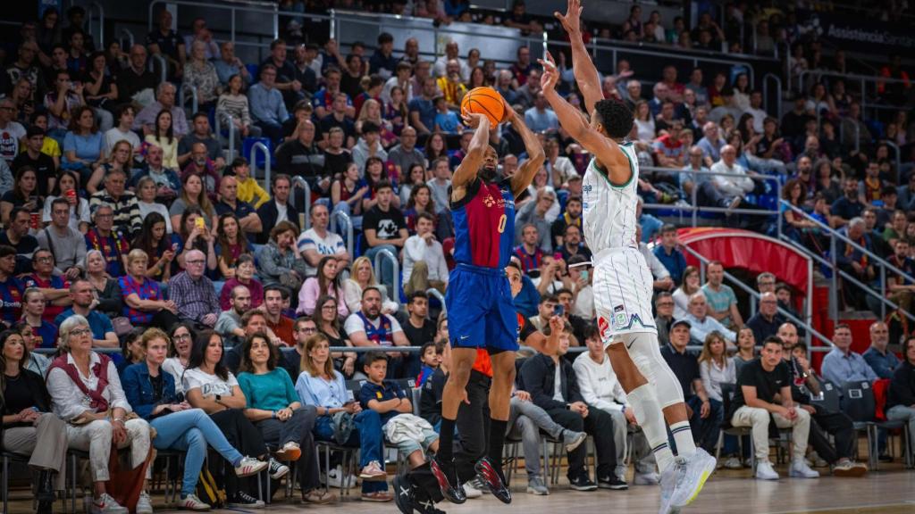 Kevin Punter lanza un triple en el Barça de basket-Unicaja de Liga ACB