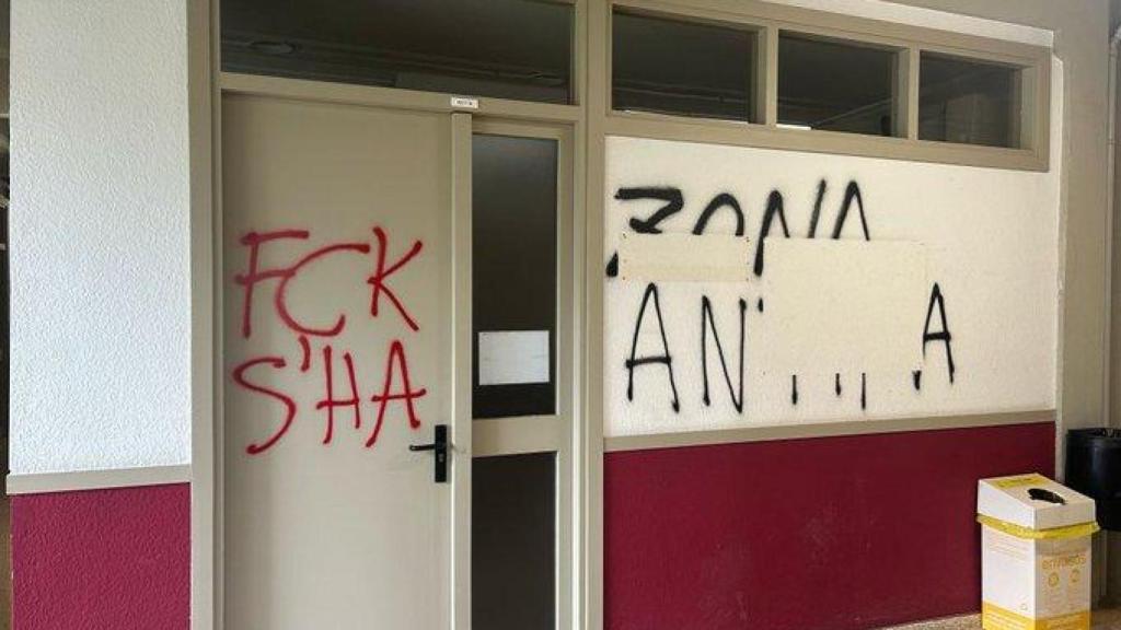 Pintadas en la puerta de la Sala de Grados de la facultad de Derecho de la UAB antes de un acto organizado por S'ha Acabat