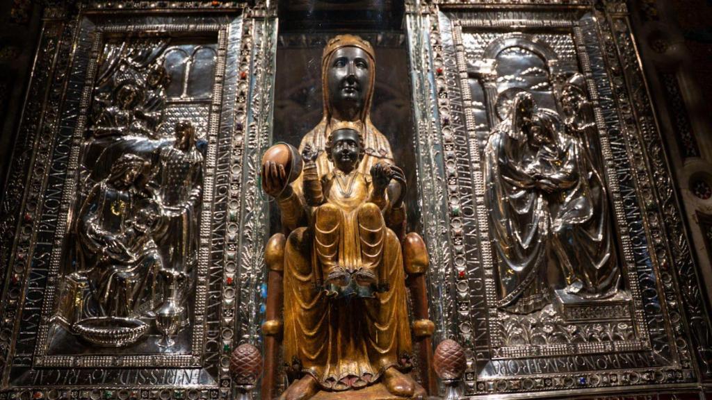 La Moreneta, Virgen de Montserrat, en su trono el día de su procesión por los actos del 'Mil·lenari'