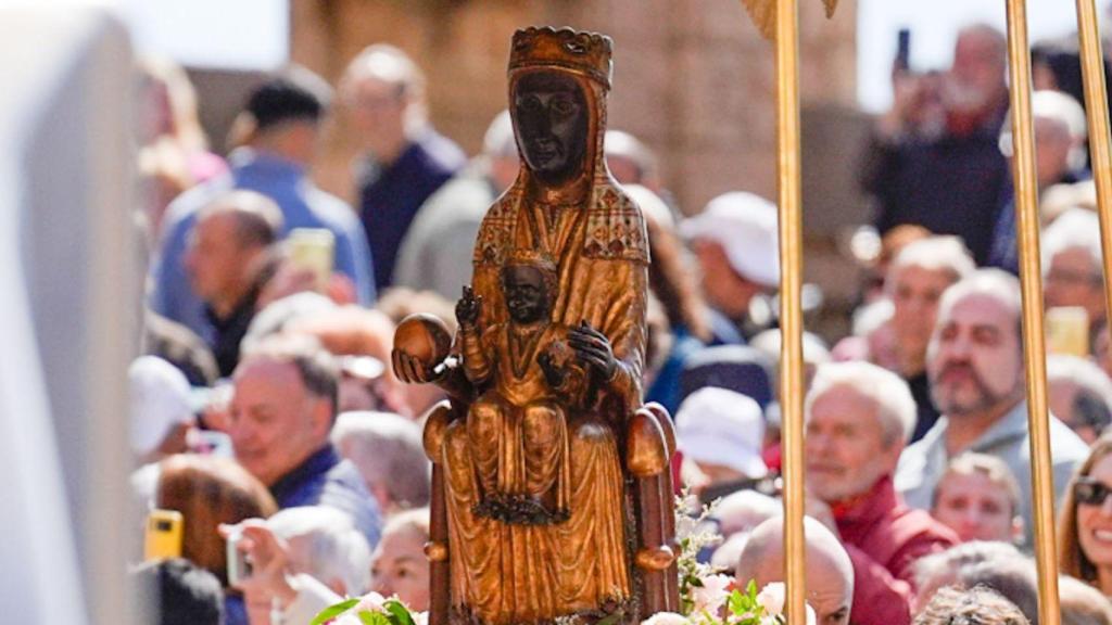 La Virgen de Montserrat ha salido en procesión este 27 de abril; la última vez fue en 1997 y la anterior, en 1947 por su entronización