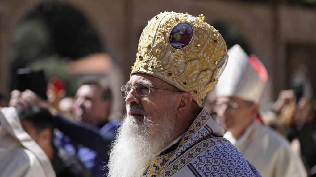 Imagen de un representante eclesiástico durante la vuelta de la Moreneta a la Basílica de Montserrat, sin conocer cuándo volverá a salir en procesión