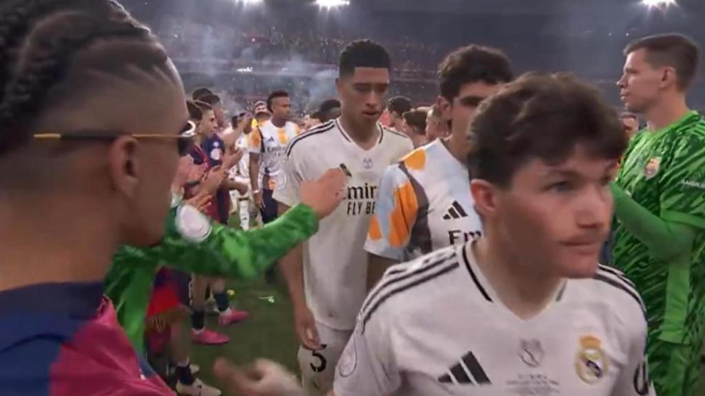 Jude Bellingham no da la mano a los futbolistas del Barça