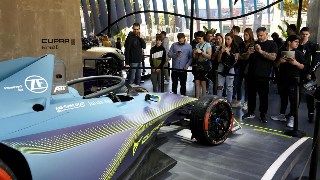 Visitantes observa los detalles de un monoplaza de Fórmula E, competición de monoplazas eléctricos