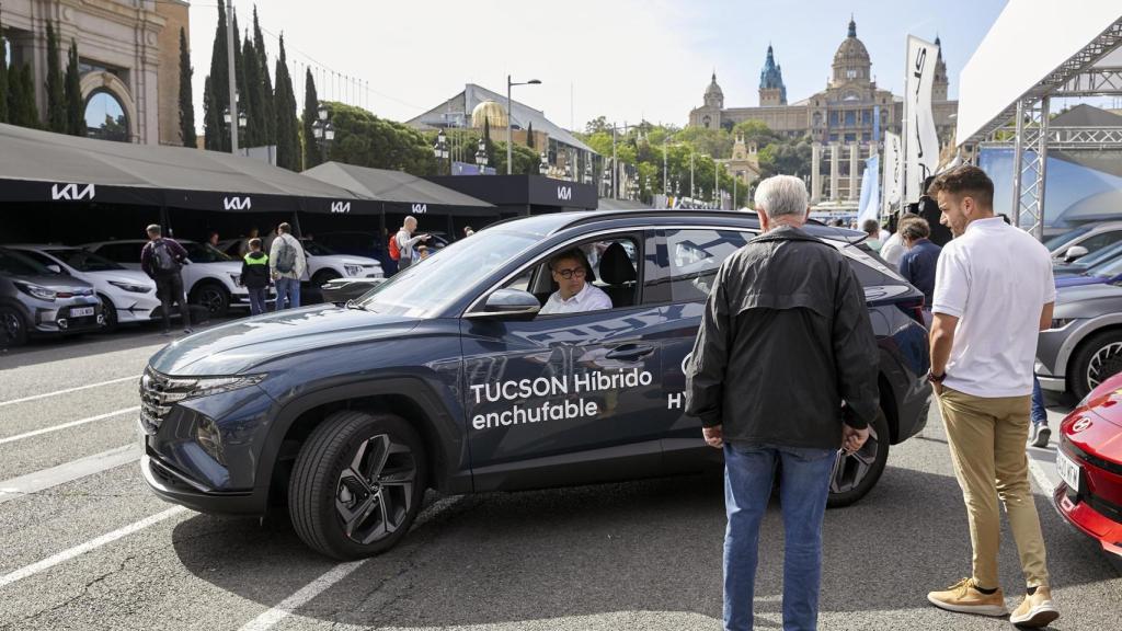 Un hombre prueba un vehículo híbrido