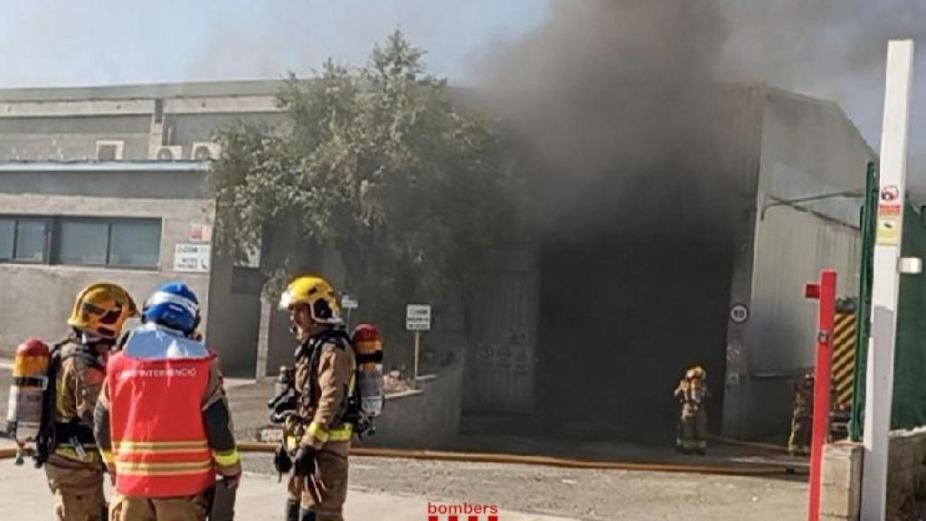 Bombers actúan en el incendio de Igualada que ha dejado dos heridos.