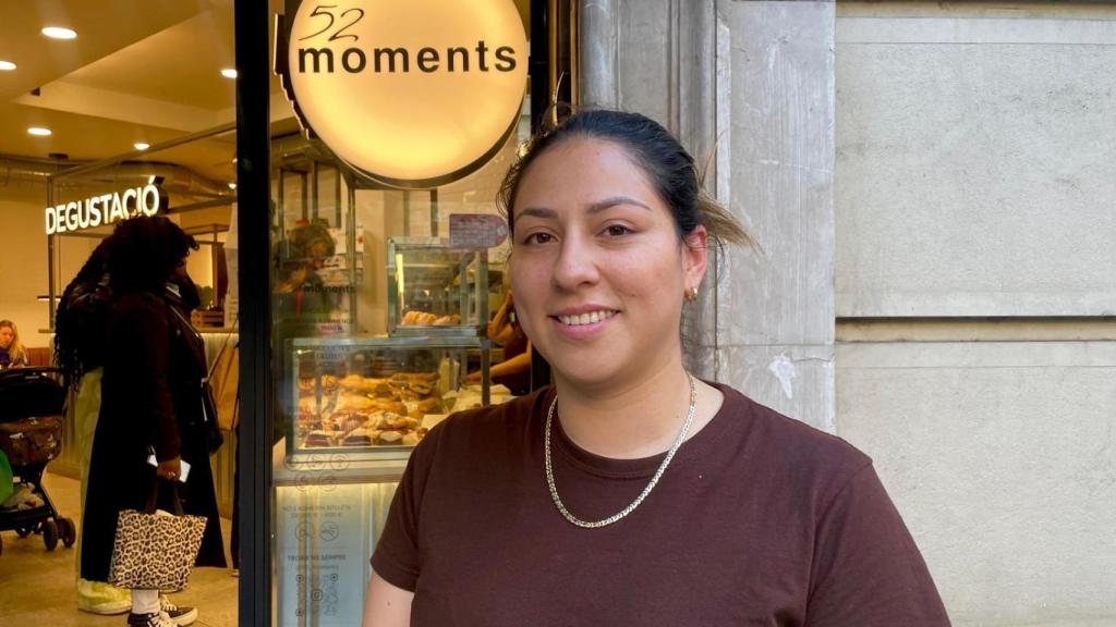 Michelle, en la entrada del establecimiento de 52 Moments en la calle Ausiàs Marc