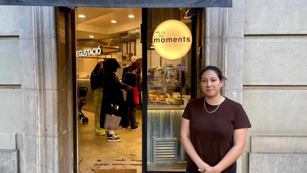 Michelle, en la entrada de la cafetería 52 Moments