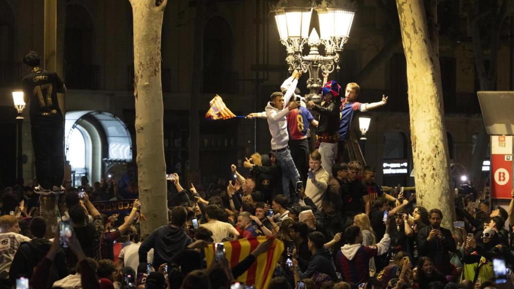La afición del Barça celebra en Canaletes la Copa del Rey