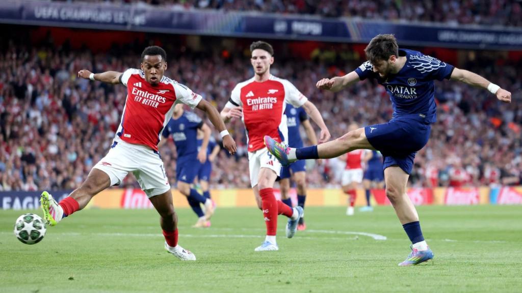 Khvicha Kvaratskhelia, jugador del PSG, intenta marcar ante el Arsenal