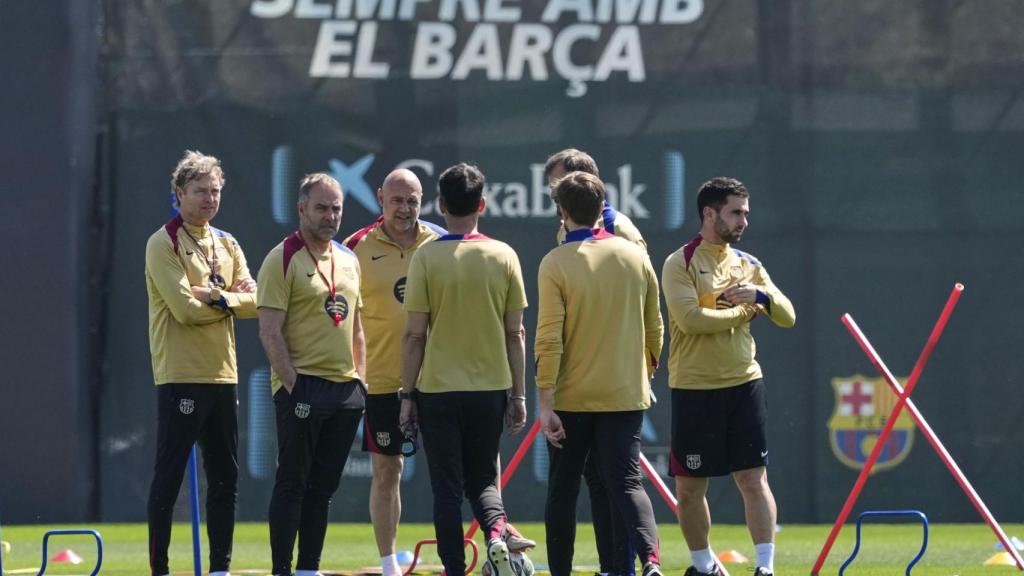 Hansi Flick i el seu staff, molestos pel retard d'alguns jugadors del Barça