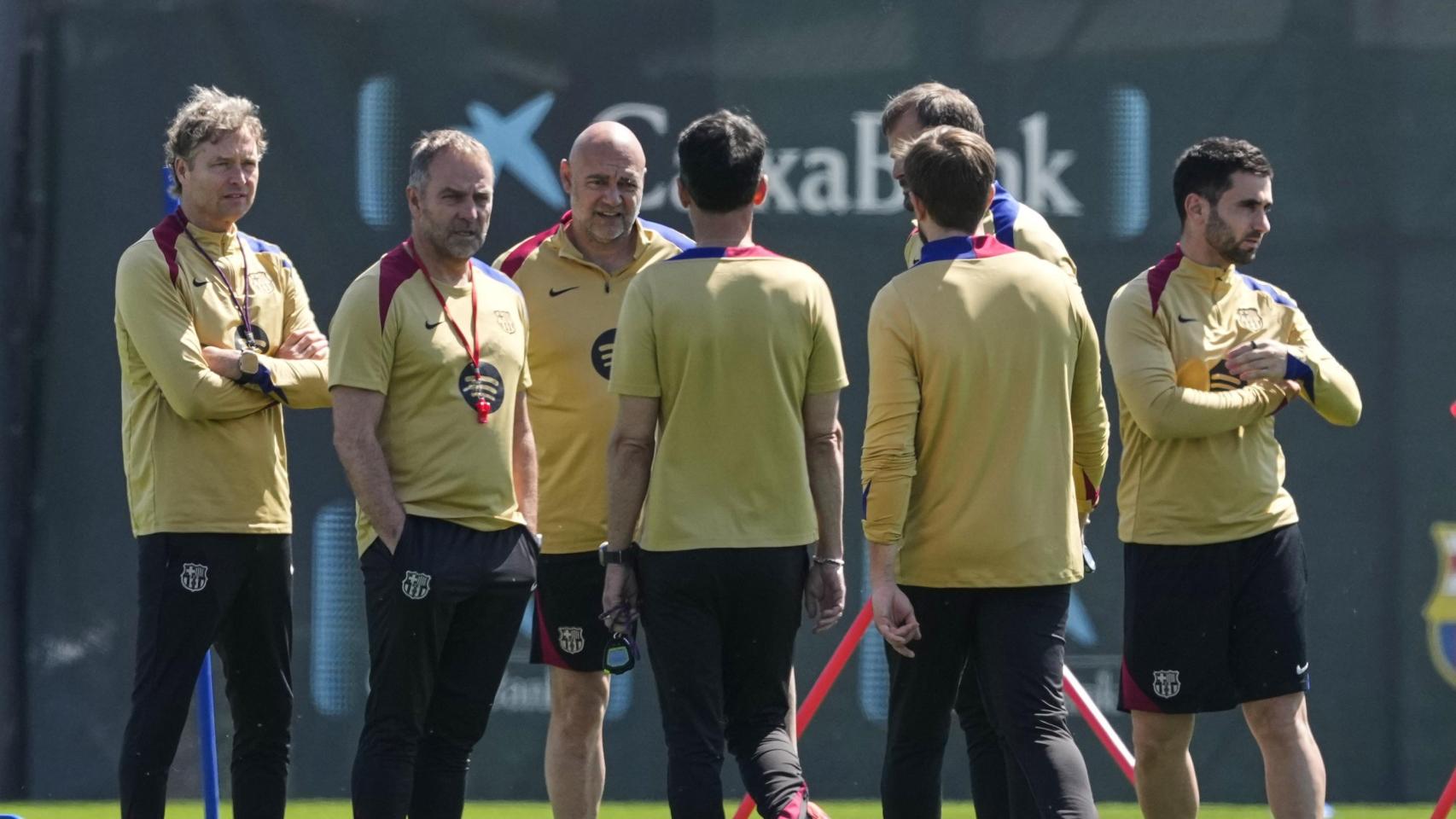 Hansi Flick y su 'staff', mosqueados por el retraso de algunos jugadores del Barça