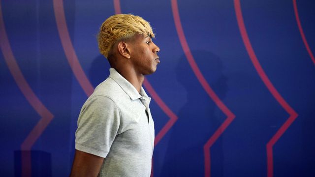 Lamine Yamal sale de la rueda de prensa del Barça antes de jugar contra el Inter