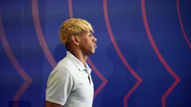 Lamine Yamal sale de la rueda de prensa del Barça antes de jugar contra el Inter