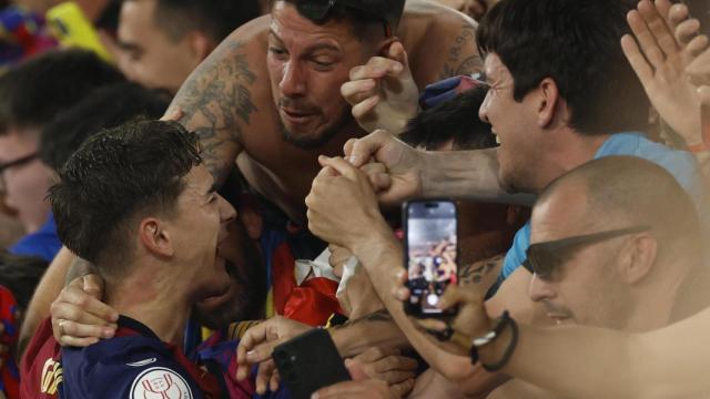 Gavi se abraza con aficionados del Barça tras ganar la Copa del Rey
